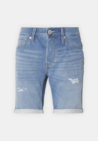 Shorts en denim bleu clair avec revers, présentant des patches effilochés, un design standard à cinq poches et une fermeture à bouton en métal.