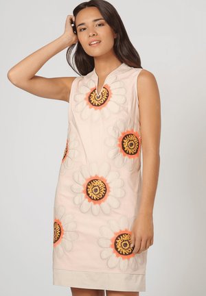 Vestido sin mangas de color rosa con grandes margaritas bordadas en naranja y negro, que presenta un escote en V y un diseño ajustado.