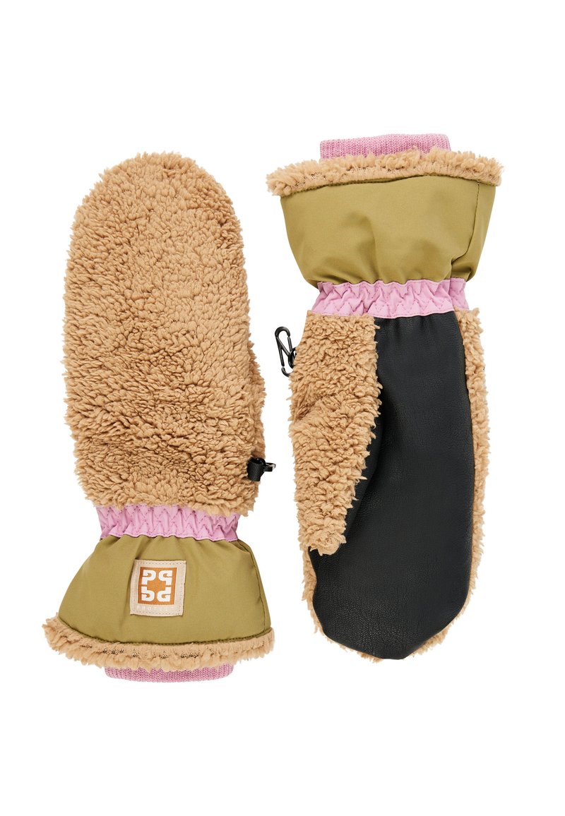 Par de manoplas de invierno con forro de sherpa color arena, puños de tela verde oliva, bandas elásticas rosas y agarres de palma de cuero negro.