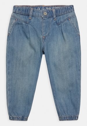 Lichtblauwe denim joggerbroek met elastische taille, voorzakken en elastische boorden bij de enkels.