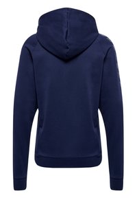 Marineblaue Kapuzenjacke mit einer mittigen Naht, verstellbarer Kapuze und gerippten Bündchen. Verfügt über ein Logomuster entlang des Ärmels für zusätzliche Details.