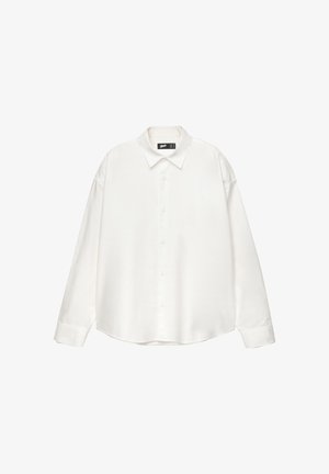 Cămașă albă cu nasturi, realizată dintr-un material fin, având un guler ascuțit, mâneci lungi și o siluetă relaxată, de tip boxy.