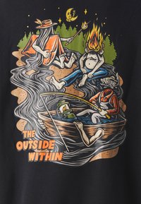 Grafische T-shirt met een kleurrijke illustratie van kampeerscènes, waaronder een boot, vissen, een kampvuur en de tekst "DE BUITENLEVEN BINNEN."