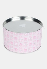 Contenitore rotondo in latta con un coperchio metallico, caratterizzato da un motivo rosa con orsi dei cartoni animati e testo. Superficie liscia con disegni colorati e giocosi.