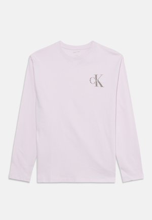 Chemise rose clair à manches longues avec encolure ronde et petit logo Calvin Klein "cK" sur la partie supérieure gauche de la poitrine.