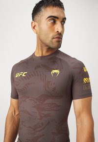 Venum UFC FIGHT WEEK 4.0 MENS RASHGUARDS - Športne majice - dark brown