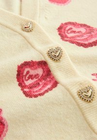 Ei valittu, yellow cake pattern