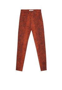 Rode slangenprint jeans met een slim fit, met een gladde textuur en contrasterende donkere schubben. Klassiek vijf-pocket ontwerp en ritsluiting.