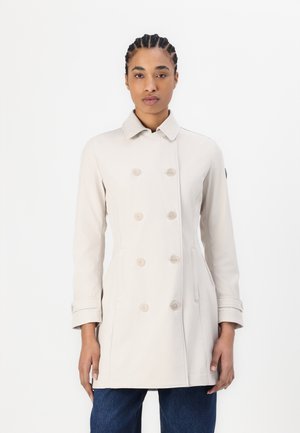 Cappotto beige doppiopetto con colletto piatto, dettagli con bottoni, tasche laterali e maniche lunghe, realizzato in un tessuto leggero e morbido.