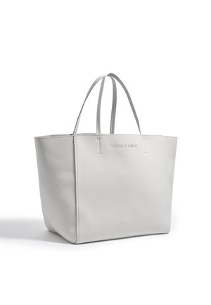 Borsa tote in pelle bianca con due manici e il nome del marchio "BIMBA Y LOLA" in rilievo, delicatamente inciso sulla parte anteriore.