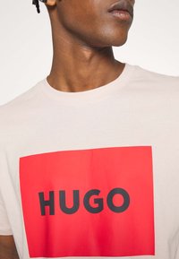 HUGO DULIVE - T-shirt estampada - light/pastel pink