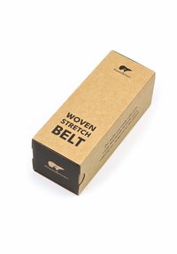 Woven stretch belt zapakowany w prostokątnym brązowym pudełku z czarnymi akcentami. Tekst wyraźnie wyświetla nazwę produktu oraz logo marki.