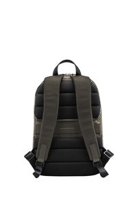 Sac à dos en tissu vert olive rembourré, dos en maille noire texturée, bretelles ajustables et poignée supérieure. Design simple avec matériel fonctionnel.