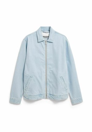 Lichtblauwe denimjas met een rits aan de voorkant, een kraag en twee zijzakken. Heeft een ontspannen pasvorm en subtiele stiksel-details.