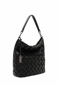 Zwarte geweven leren schoudertas met een enkele riem en een klein rechthoekig metalen label dat aan het handvat hangt.