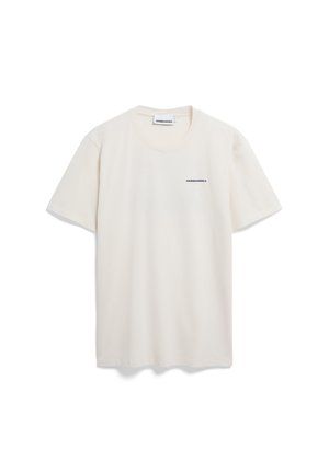 Cremfarbener Baumwoll-T-Shirt mit Rundhalsausschnitt, kurzen Ärmeln und einem kleinen schwarzen "ARMEDANGELS"-Logo auf der Brust. Glatte Textur.