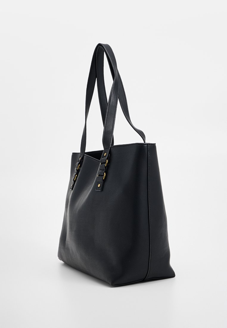 Bolso tote de cuero negro con dobles asas. Presenta una textura suave, detalles en hardware dorado y una forma estructurada. Diseño sin costuras.