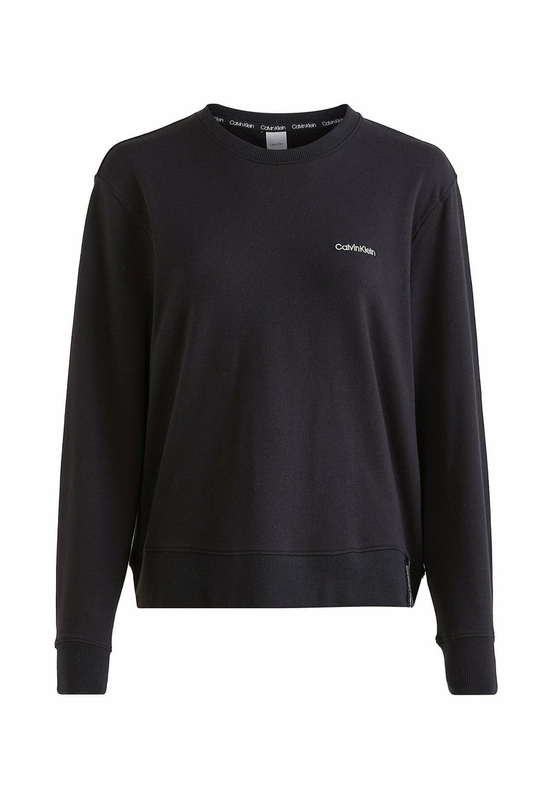 Sweatshirt noir en tissu doux, avec un col rond, des manches longues, des poignets côtelés et un petit logo blanc sur la poitrine.