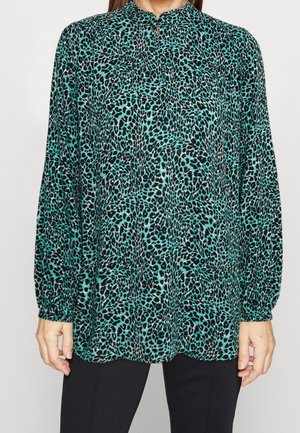 Langärmlige Bluse in teal und schwarzem Animal-Print, mit Mandarin-Kragen und Knopfverschluss. Weicher, leichter Stoff mit fließendem Design.