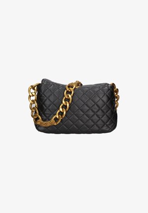 Borsa a tracolla nera trapuntata di forma rettangolare, con una spessa tracolla in catena dorata e una superficie testurizzata.
