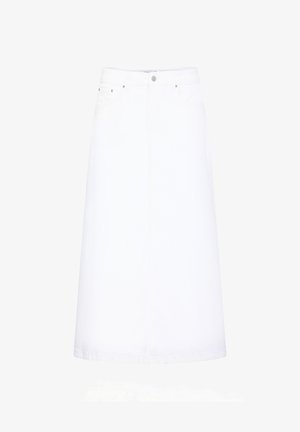 Jupe midi en denim blanc avec une coupe droite, fermeture par boutons et zip, et design à cinq poches. Texture lisse avec un detailing minimal.