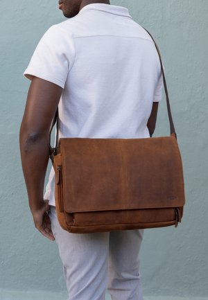 Gusti Leder, TASCHEN | UMHÄNGETASCHEN FLORIN UNISEX - Umhängetasche - braun