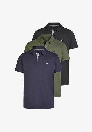 Drei Poloshirts übereinander gestapelt: navyblau, olivgrün und schwarz. Jede hat einen kragenförmigen Ausschnitt mit einem kontrastierenden Innenpaneel.