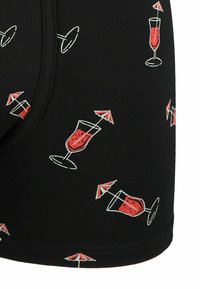 Czarne bokserki z powtarzającym się wzorem czerwonych szklanek koktajlowych z parasolkami, wykonane z miękkiego, elastycznego materiału.