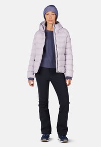 Jasnofioletowa kurtka puchowa z kapturem, dzianinowy granatowy sweter, czarne spodnie oraz czapka w niebiesko-białe paski, z zapięciem na zamek.