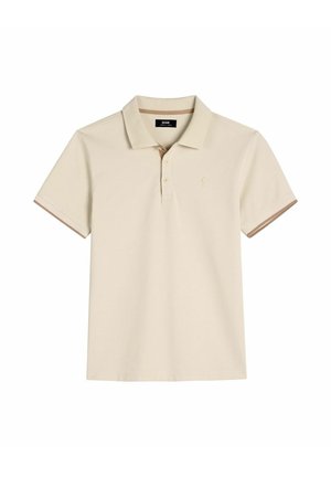 Beżowa koszulka polo z krótkim rękawem, kołnierzykiem, trzema guzikami oraz subtelnym brązowym obszyciem na krawędziach rękawów i wewnętrznej stronie kołnierzyka.