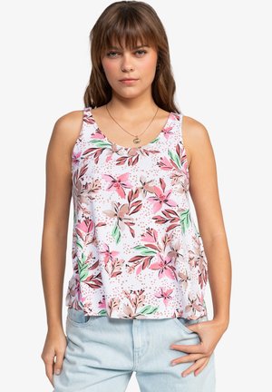 Top sin mangas con estampado floral sobre una base blanca que presenta diseños en rosa y verde. Tejido suave, escote redondo y diseño sin mangas.