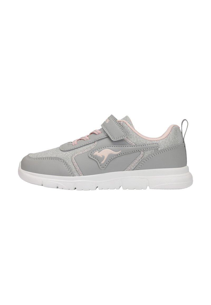Hellgrau sportlicher Schuh mit synthetischem Obermaterial, rosa Akzenten, runder Zehenpartie und einem Klettverschluss für sicheren Halt. Weiße Gummisohle.