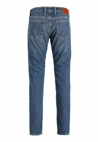Jeans in denim blu scuro con taglio dritto, dotati di cinque tasche e una toppa in pelle marrone sulla vita.