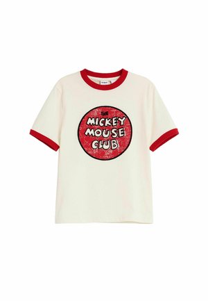 Witte T-shirt met korte mouwen met een rode kraag en mouwranden, met een verweerde rode cirkel met de tekst "The Mickey Mouse Club" in het midden.