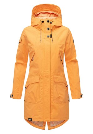 Giacca arancione con cappuccio, dotata di zip frontale, due grandi tasche, zip laterali e coulisse regolabili. Caratterizzata da dettagli in hardware neri.