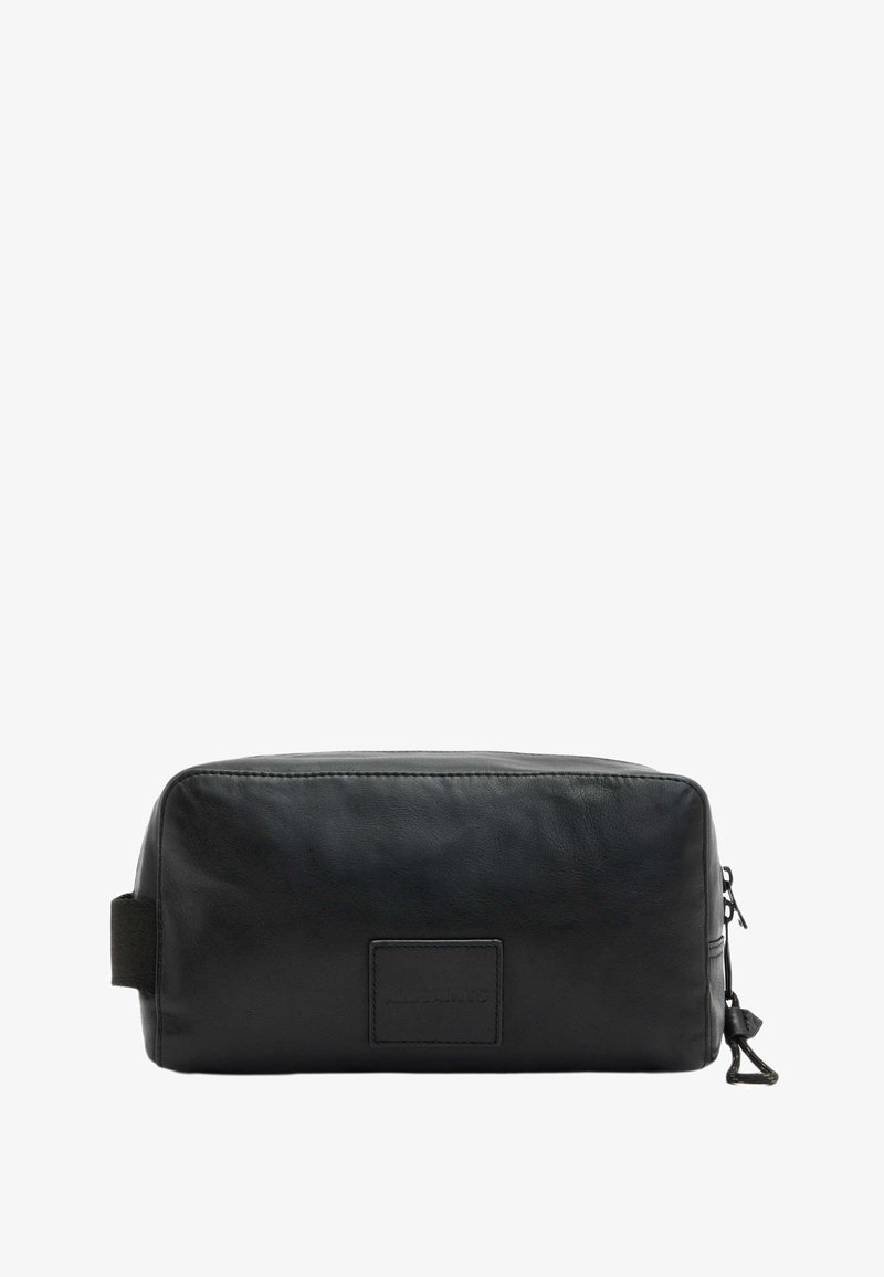 Zwarte leren toilettas met een rechthoekige vorm, gladde textuur, zijhandvat en een klein ritsvak. Voorzien van een merklabel.