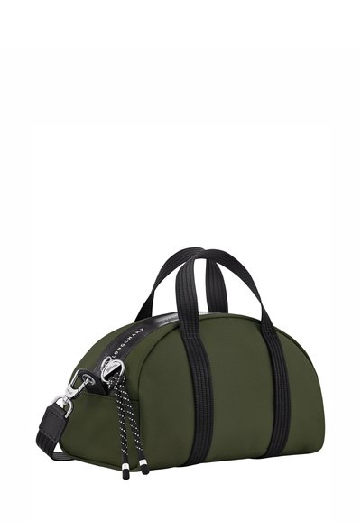 Kleine olivgrüne Handtasche mit schwarzen Griffen, Schultergurt und silbernen Reißverschlussdetails.