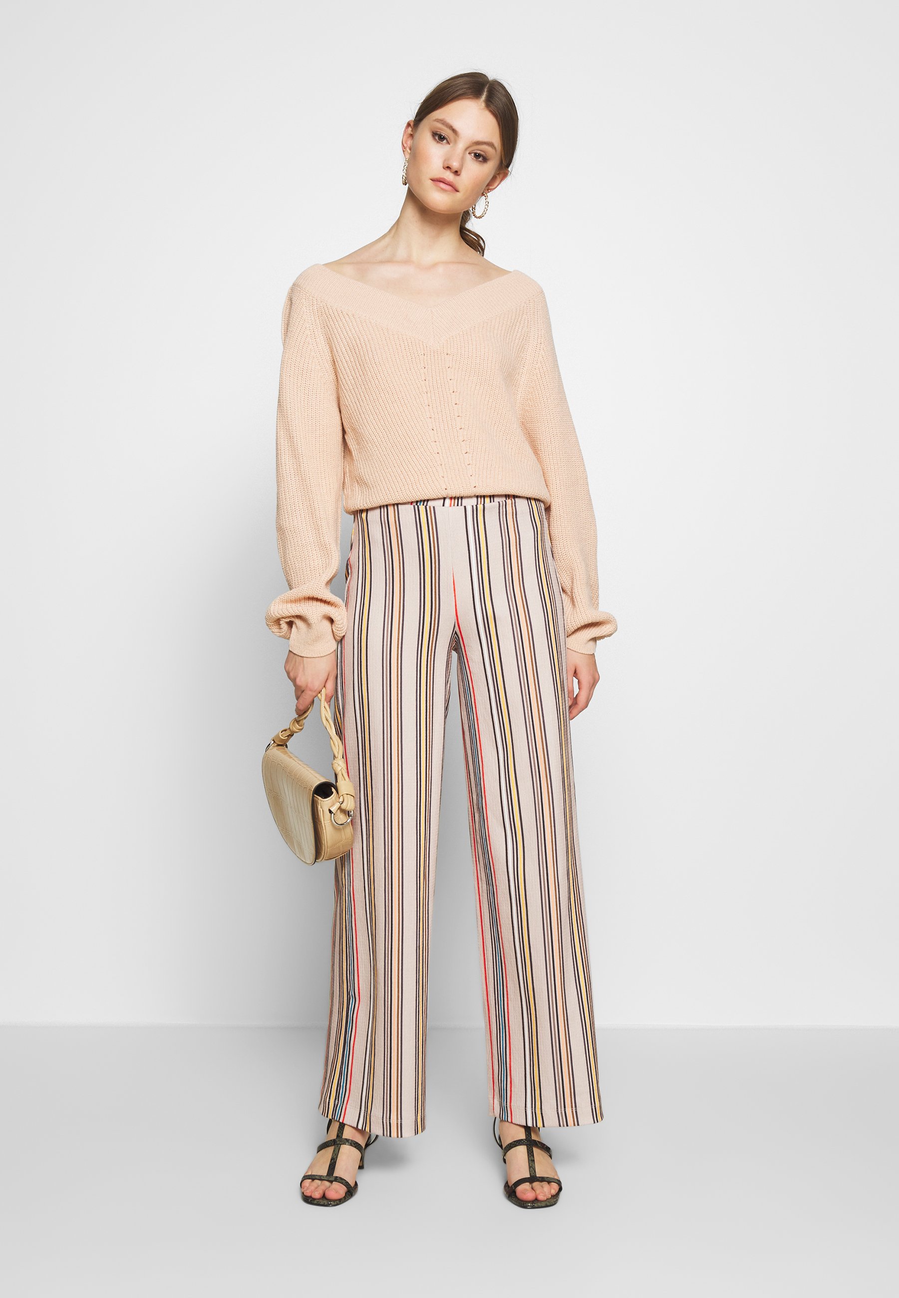 EDITED CYRA TROUSERS Bukse beigerotblau Zalando.no EDITED JAZMIN LONGSLEEVE - Topper langermet - rot/beige/blau