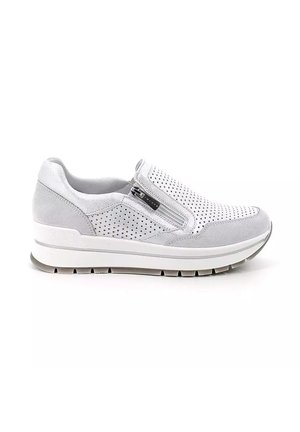 Scarpe slip-on grigie con tomaia perforata, dettagli in suede e suola in gomma bianca con un leggero tacco. Dettaglio con zip sul lato.