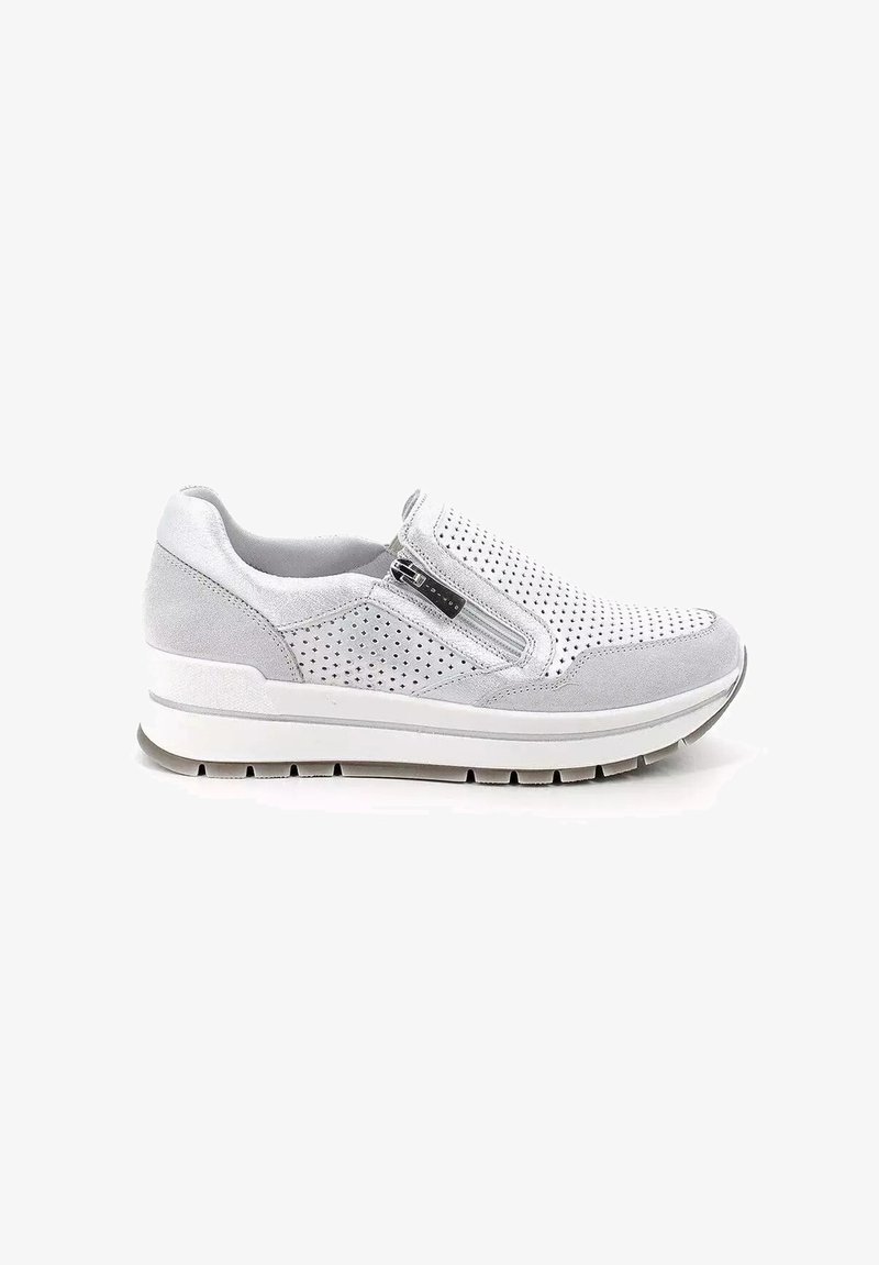 Scarpe slip-on grigie con tomaia perforata, dettagli in suede e suola in gomma bianca con un leggero tacco. Dettaglio con zip sul lato.