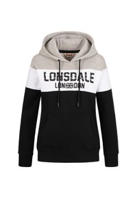 Huvtröja i grått, vitt och svart, med en stor framsida logotyp "LONSDALE LONDON," kenguruficka och ribbade ärmavslut.