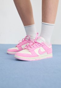 DUNK LOW - Trainers - sail/pink rise