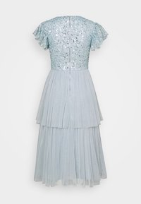 Robe bleu clair avec un corsage orné de sequins, des manches courtes froncées et une jupe en tulle à volants, dotée d'une fermeture éclair au dos centrée.