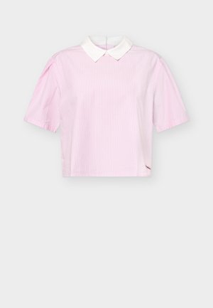 Roosa- ja valgekirju vertikaalsete triipudega lühikeste varrukatega pluus valge terava kraega ja õrna tikandiga logoga allääre lähedal.