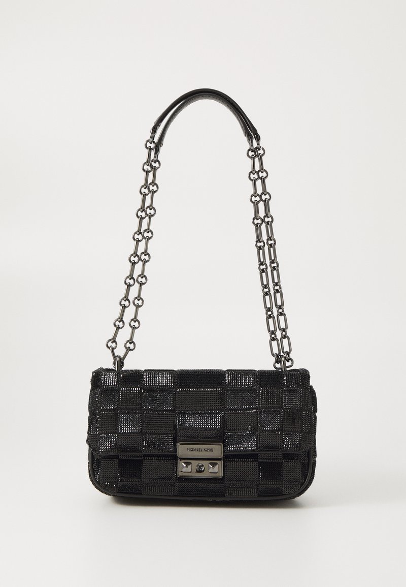 Petit sac à main noir avec une surface texturée à carreaux et une double bandoulière chaîne argentée avec un fermoir métallique rectangulaire.