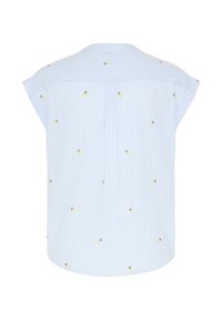 Blouse à manches courtes rayée bleu clair et blanc avec de petits ananas jaunes brodés dispersés sur le tissu.