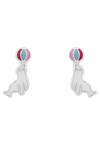 Pendientes de plata con un foca estilizada en blanco sosteniendo una bola de rayas multicolores. La bola tiene acentos en rojo, rosa y azul.