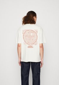 Edwin EMANATION UNISEX - T-shirt con stampa - whisper white