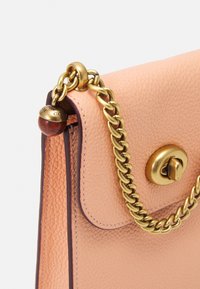 COACH LIV PHONE CROSSBODY - Mala a tiracolo - faded blush