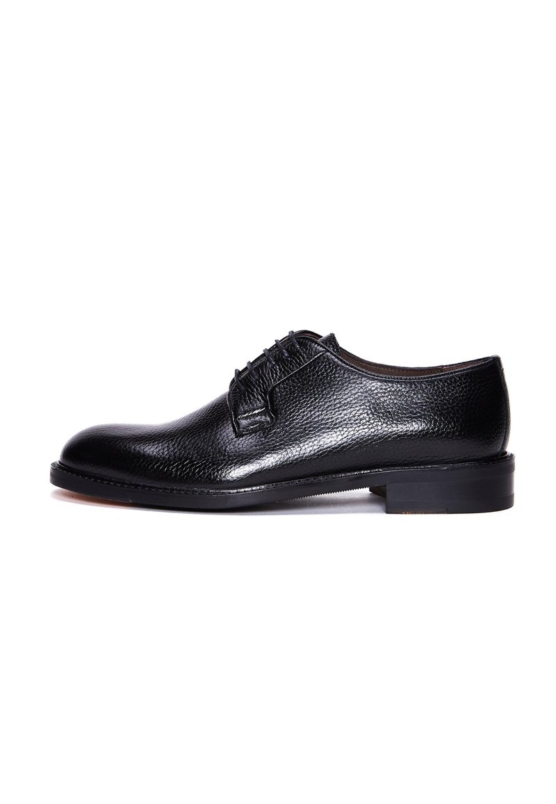 Chaussure habillée en cuir noir avec une finition texturée, bout arrondi, laçage à l'avant et une semelle noire solide et basse.